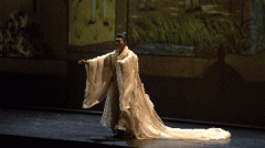 他的传奇人生却很