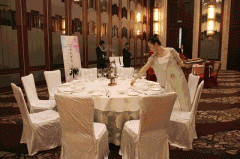 坐正在五星红旗下